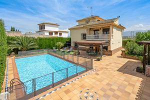 'Chalet de ensueño con piscina y huerto ¡La casa de tus sueños te espera! photo 0