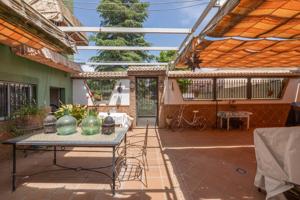 Preciosa casa adosada de 3 dormitorios, con garaje doble de 53 m2 y patio de 77 m2 en Belicena photo 0