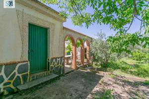 '¡Vive la vida en el campo! Terreno con casa de aperos y cultivos de olivos y frutales en ve photo 0
