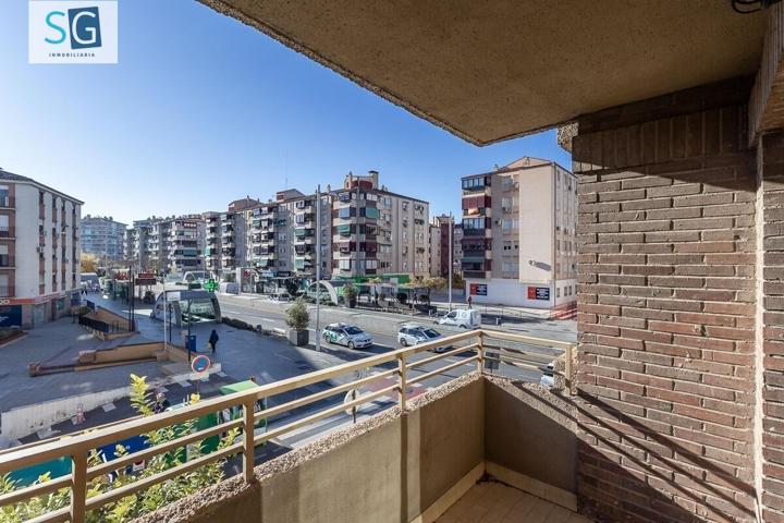 Te presentamos un espectacular piso en Camino de Ronda, justo a la altura del Palacio de Congresos. photo 0