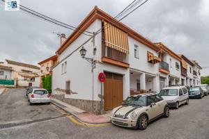 Casa en La Zubia con amplio patio y tres dormitorios. photo 0