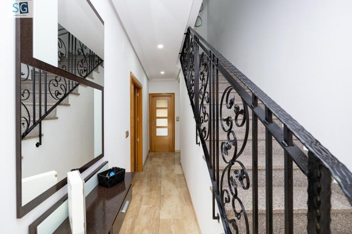 Adosado con piscina, en la mejor zona de Pulianas. photo 0