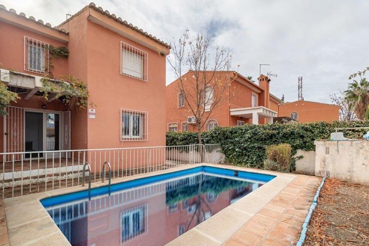 CASA CON PISCINA Y PARCELA EN JUN photo 0