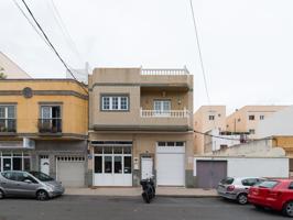Casa independiente al lado de cc Los Alisios con local, amplia terraza y plaza de garaje photo 0