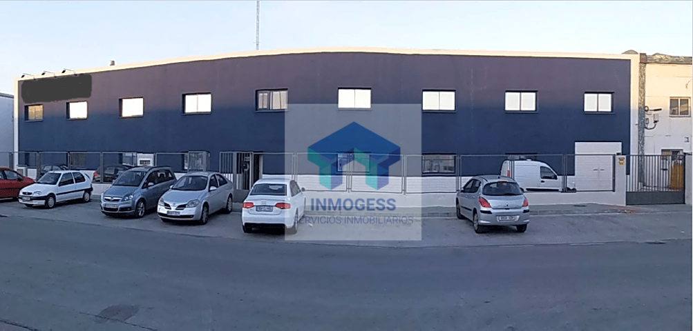 ¡Oportunidad! Venta de Nave Industrial en Málaga con Acceso a Dos Calles. photo 0