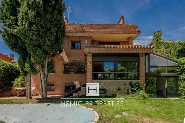 Vivienda unifamiliar con piscina privada y parcela de 501 m2 en Somosaguas photo 0