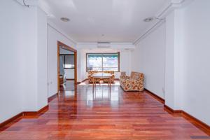 🏡 Donde la Elegancia Se Encuentra con la Ciudad 💼 Piso Premium en Zona de Alta Demanda de Granada photo 0