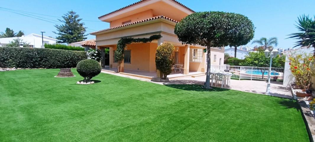 CHALET CON PISCINA PRIVADA EN COSTA SUR PARA ALQUILER ANUAL photo 0