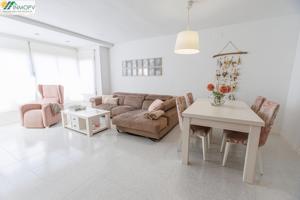 SE VENDE AMPLIO PISO ZONA MERCADONA DE 4 DORMITORIOS, 2 BAÑOS, TERRAZA Y PISCINA COMUNITARIA! photo 0