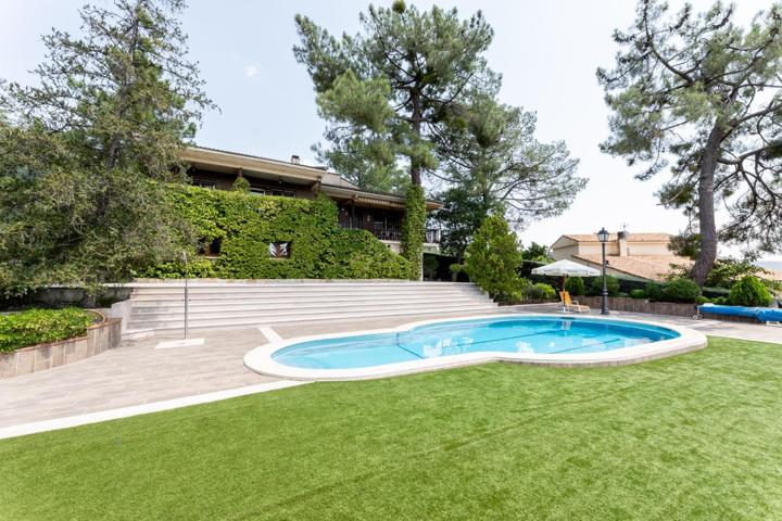 Unifamiliar En venta en La Suiza Espanola, Robledo De Chavela photo 0