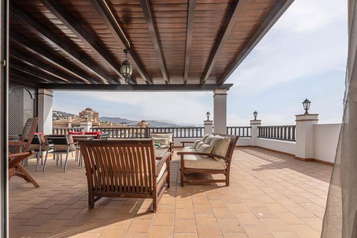 Exclusivo ático en Marina del Este con terraza de 100 m2, garaje, piscina y vistas al mar photo 0