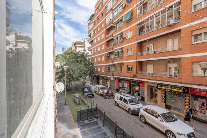 Céntrico piso de 3 dormitorios, 2 baños, patio, amplio salón y balcón en Emperatriz Eugenia photo 0