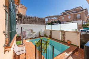 chalet adosado con piscina y placas solares en el parque de los Pinos photo 0