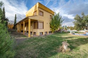 Gran chalet en Alhendín con 7 dormitorios, piscina y pista de tenis. Ideal como inversión para alquiler rural photo 0