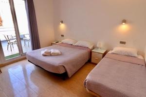 Hostal en venta en el Corazón de Sitges photo 0