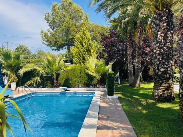 Chalet con piscina en parcela de 1.580 m² – Castellbisbal photo 0