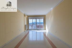 ¡🌟 Gran oportunidad en Granada! 🌟 Este amplio y luminoso piso de 106 m² es perfecto para quienes b photo 0