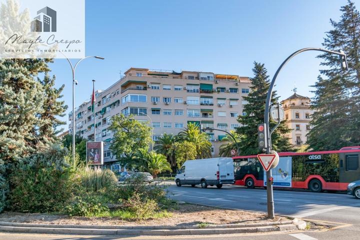 Os presentamos esta amplia vivienda en Granada zona Barrio San Lazaro photo 0