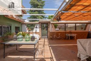 Preciosa casa adosada de 3 dormitorios, con garaje doble de 53 m2 y patio de 77 m2 en Belicena photo 0