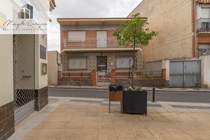 SE VENDE CASA CON UNA PARCELA DE 518 m2 (EN EL CENTRO DE LOS OGÍJARES). photo 0