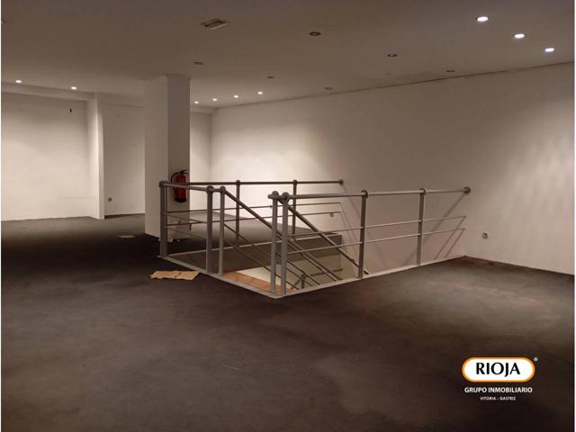 “Amplio local de 300 m² con escaparate en Santa Bárbara photo 0