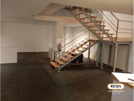 Amplio local de 300 m² con escaparate en alquiler photo 0