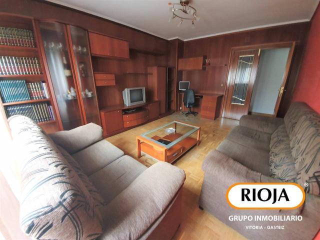 Piso con amplitud muy cerca del centro con 3 habitaciones photo 0