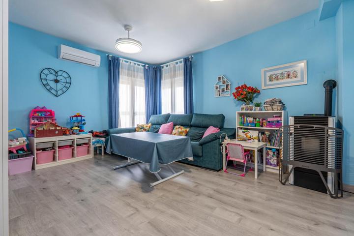 Precioso piso de 3 dormitorios, 2 baños, balcón y 2 plazas de garaje en Santa Fe photo 0