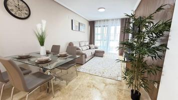¡Primera línea! Exclusivo apartamento de 2 dorm. y 2 baños después de reformar, vista lateral al mar photo 0