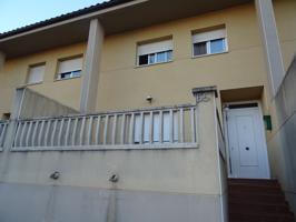 Casa adosada en Bot (Tarragona) . 
Dispone de 4 dormitorios, 2 baños, garaje, varias terrazas, bien ubicada . photo 0