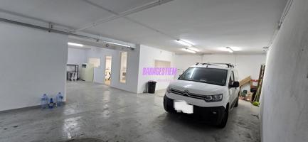 Con aparcamiento para vehiculo photo 0