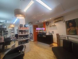 Oportunidad de Negocio: Peluquería en Traspaso y Alquiler en Pep Ventura (Badalona) photo 0