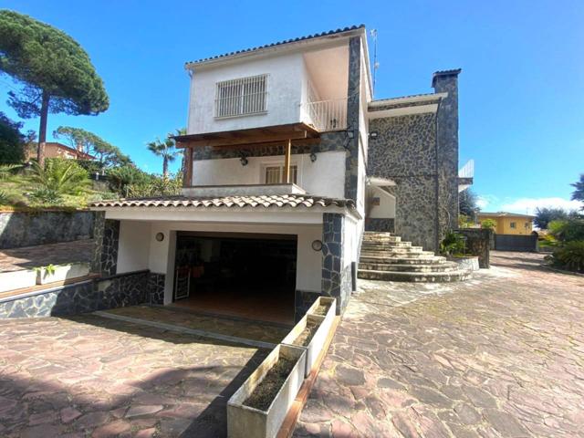 Magnifica casa a 4 vientos, piscina y amplio jardín photo 0