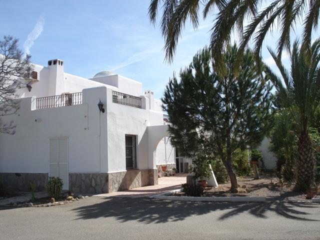 Casa con terreno, cuatro dormitorios, finca, cortijo y restaurante en Vera photo 0