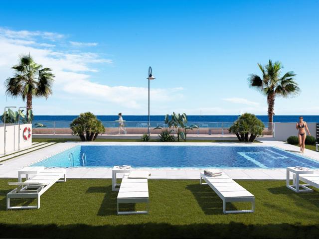 Bungalow con gran terraza y con piscina desbordante en primera línea de playa. photo 0