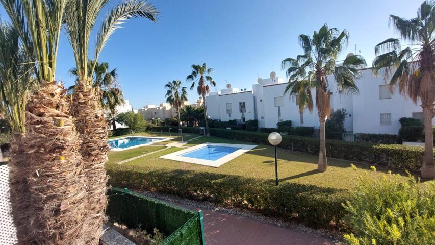 Chalet adosado de tres dormitorios, 2 baño, jardín en el Playazo de Vera Playa. photo 0