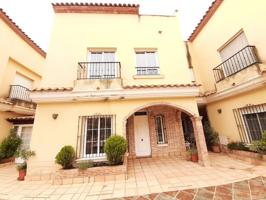Bungalow de 4 Dormitorios y 3 Baños con Piscina y Garaje en Santa Pola. photo 0