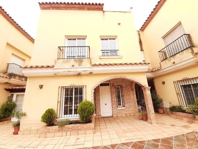 Bungalow de 4 Dormitorios y 3 Baños con Piscina y Garaje en Santa Pola. photo 0