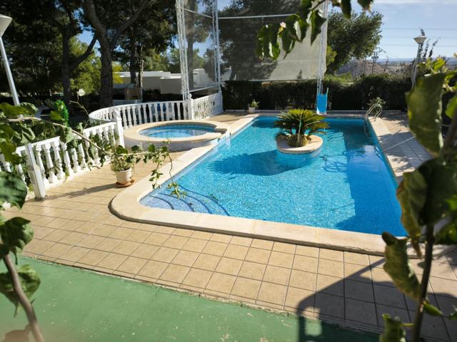 Chalet de 3 Habitaciones y 3 Baños con Piscina en Urbanización Altamira, carretera Aspe, Elche photo 0