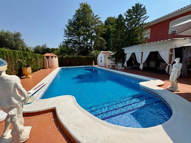 Chalet en Venta: 7 Habitaciones y Piscina en Urb. Los Conejos photo 0