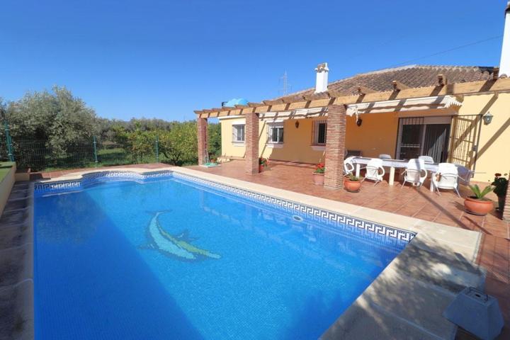 Chalet independiete en el campo photo 0