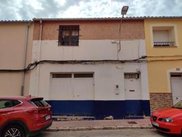 LOCAL TOTALMENTE DIAFANO DE PLANTA BAJA Y PRIMERA PLANTA DE LATURAS. DISPONE DE BAÑOS photo 0