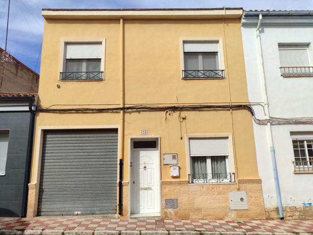 CASA UNIFAMILIAR CON GARAJE Y PATIO photo 0