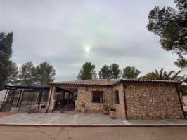 CHALET CON PISCINA Y BARBACOA, A 1 KM DEL CASCO URBANO photo 0