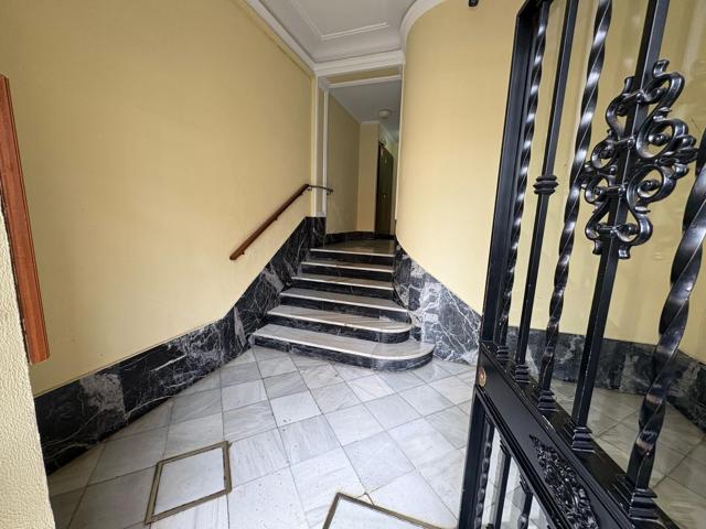 ¡Piso en venta en la calle Luis Montoto, pleno corazón de Nervión! photo 0