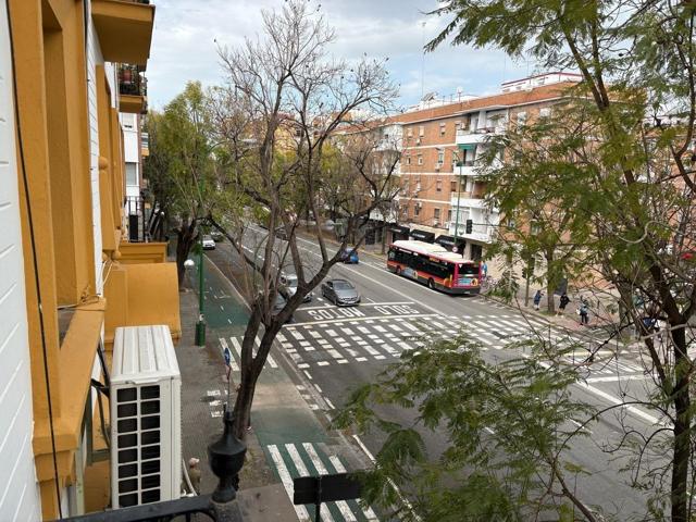 ¡Piso en venta en la calle Luis Montoto, pleno corazón de Nervión! photo 0