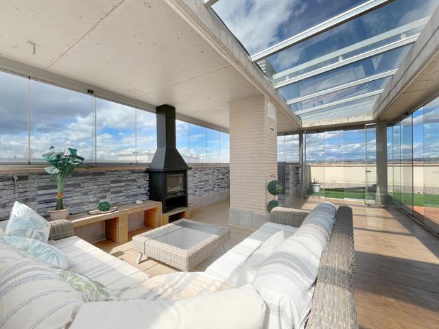 SE VENDE ÁTICO SEMINUEVO EN URB. CON PISCINA, PISTA DE PADEL, GARAJE Y TRASTERO EN MIRALBUENO photo 0