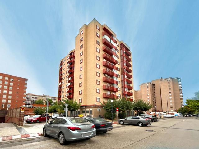 SE VENDE PISO REFORMADO DE TRES DORMITORIOS CON PARKING EN EL ARRABAL photo 0