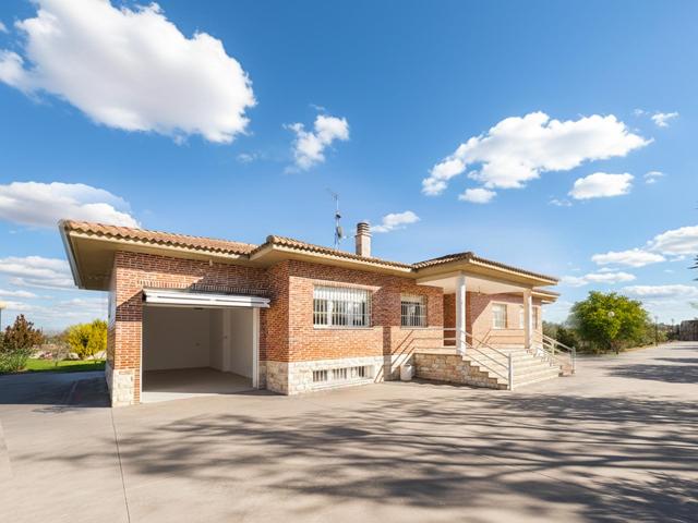 SE VENDE CASA DE SEIS DORMITORIOS CON BODEGA Y GARAJE EN PARCELA DE 13000 m2 - EL BURGO DE EBRO photo 0