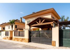 Chalet unifamiliar en venta en Palomares del Río photo 0